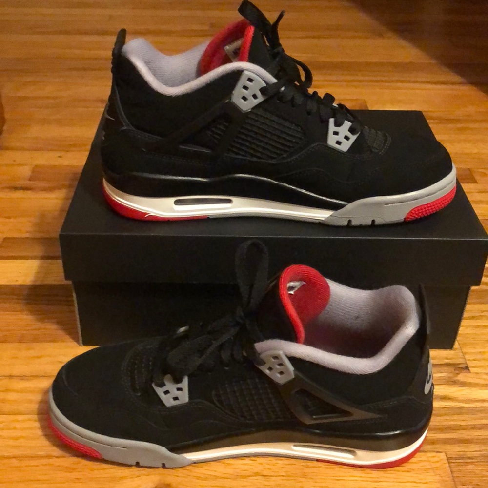 Tennis shoes